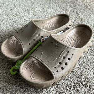 CROCS Echo Slide New with Tags, Tumbleweed Sz 6 Wmns